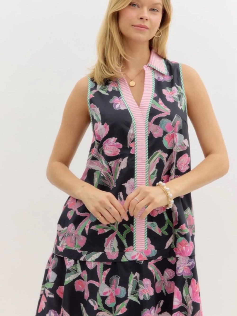 entro Black Floral Sleeveless V-Neck dress